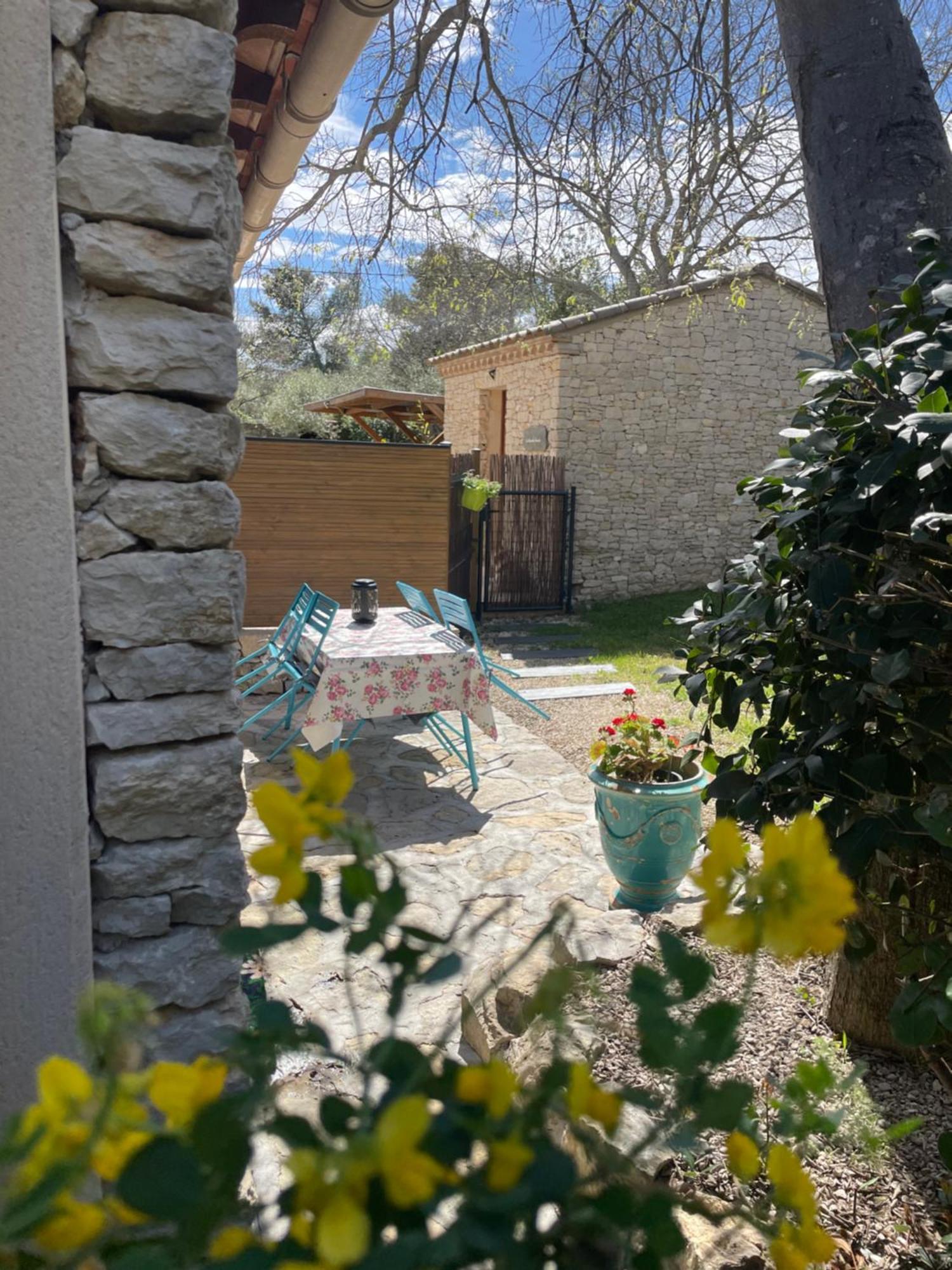 La Haute Et Son Nîmes